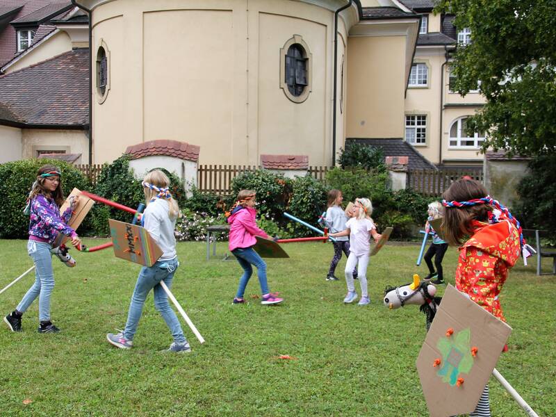 Das Bild zeigt Kinder bei den Ritterspielen im Rahmen des Ferienprogramms 2021.