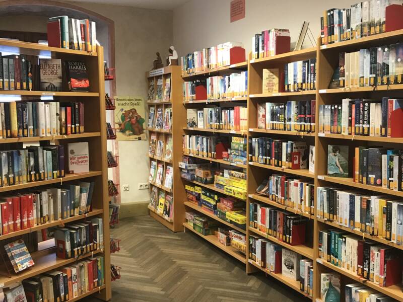Die Bücherregale in der Bücherei Heitersheim sind gut gefüllt.