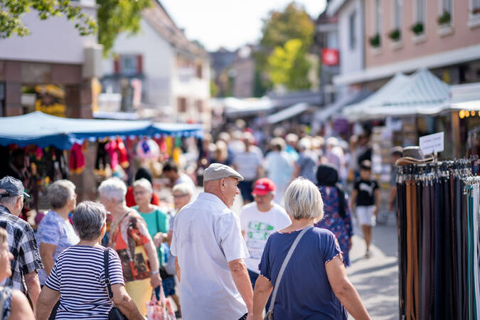 Der Chilbi-Markt in der Heitersheimer Innenstadt bietet eine große Auswahl an verschiedenen Angeboten.
