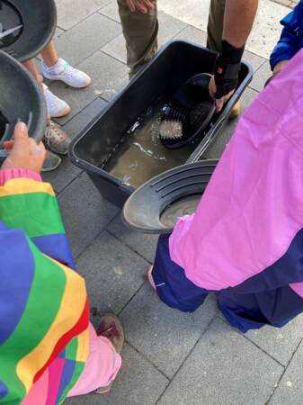 Das Goldwaschen war ein spannender Programmpunkt, an dem wieder viele Kinder teilnehmen konnten.