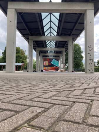 Ausstellung vom Graffiti-Workshop unter dem Durchgang im Schulzentrum.