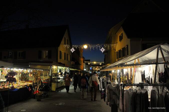 Die Heitersheimer Innenstadt ist weihnachtlich beleuchtet und sorgt für Atmosphäre am Klausmarkt.
