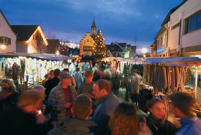Der Klausmarkt mit Blick zum Alten Rathaus und dem davor geschmückten Weihnachtsbaum.
