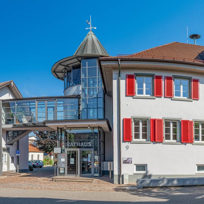 Das Heitersheimer Rathaus mit dem markanten Turm und den auffälligen roten Fensterläden.