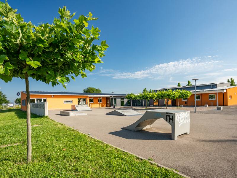 Das Vereins- und Jugendhaus mit kleiner Skateanlage im Innenhof.
