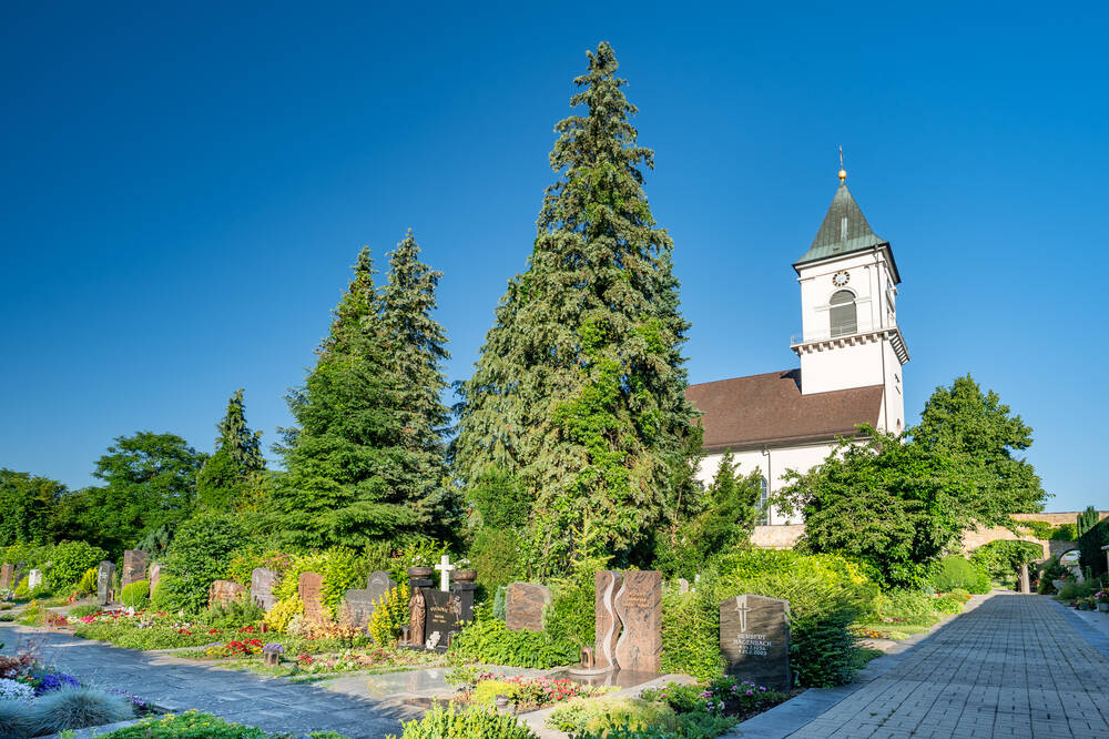 Blick auf die Pfarrkirche St. Bartholomäus vom Friedhof aus.
