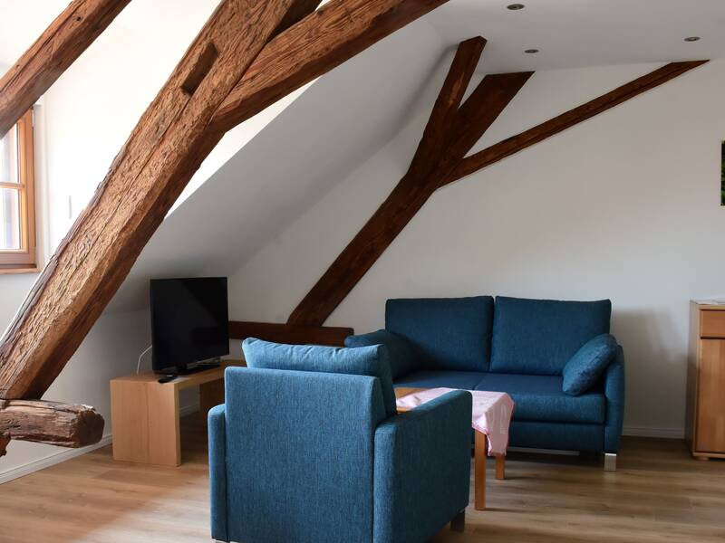 Die Sitzecke mit Sofa und TV in der Ferienwohnung Fabry.