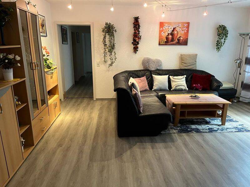 Das Wohnzimmer mit Eckcouch in der Ferienwohnung Locherer.