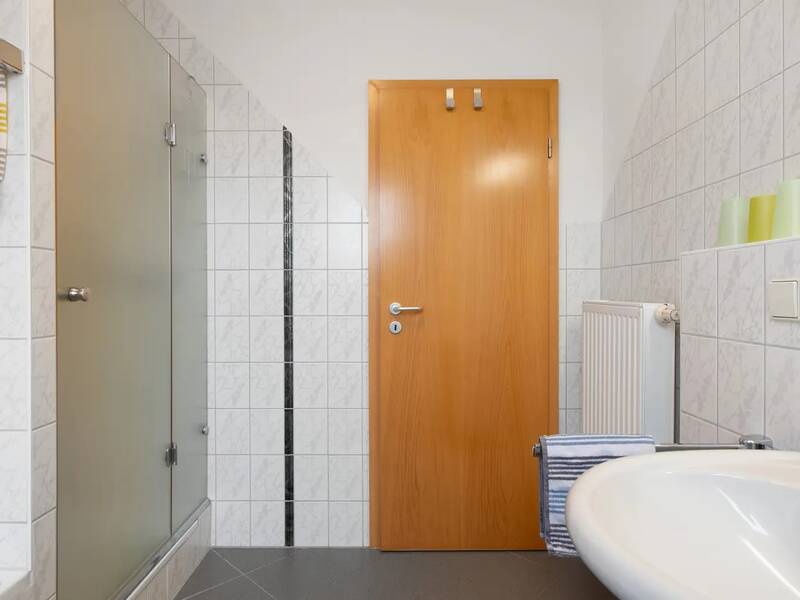 Große Dusche im Badezimmer der Ferienwohnung Mühlerain.