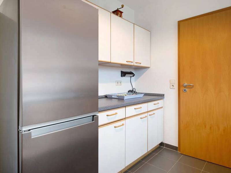 Küche mit großzügigem Kühlschrank in der Ferienwohnung Mühlerain.