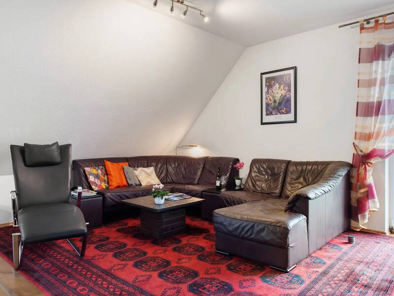 Wohnbereich mit großem Sofa in der Ferienwohnung Mühlerain.