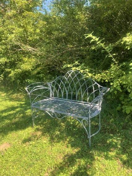 Sitzbank zum Verweilen im Garten des Scholerhofes.