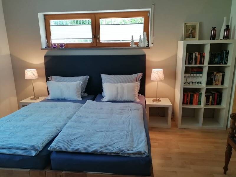 Schlaffzimmer mit Doppelbett in der Ferienwohnung Rudloff.