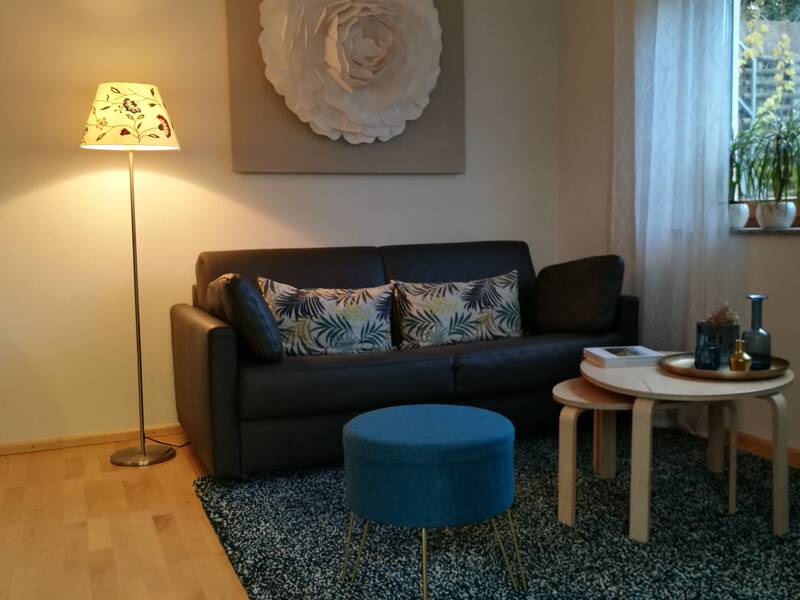 Sitzecke mit Sofa im Wohnzimmer der Ferienwohnung Rudloff.