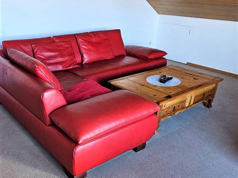 Sitzecke mit Ledercouch im Haus Vogesenblick.