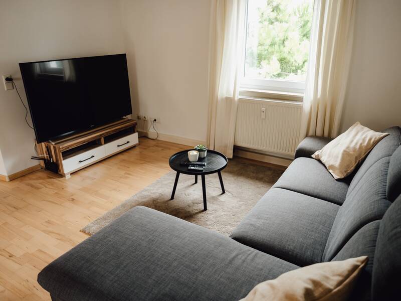 Wohnbereich mit TV und Couch in der idyllischen Ferienunterkunft.