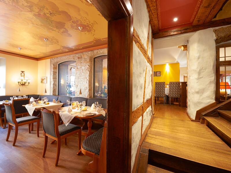 Der urig gemütliche Restaurantbereich im Landhotel Krone.