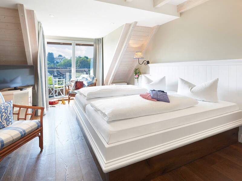 Das Turmspitz-Appartement mit gemütlichem Doppelbett und Ausblick Richtung Süden.