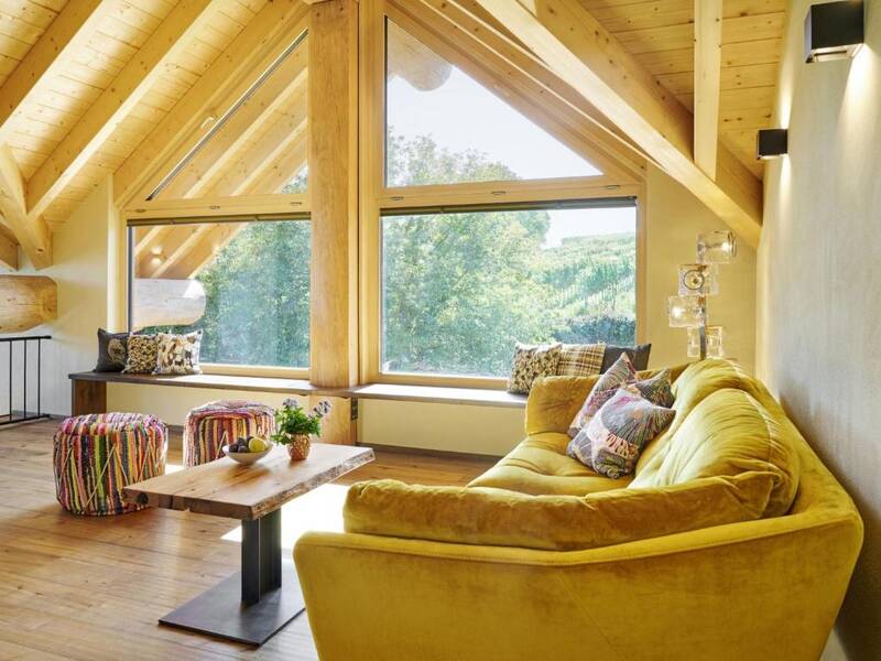 Gemütlicher Sitzbereich im Obergeschoss des Schwarzwald Chalets.