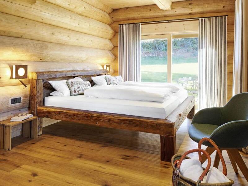 Im Schwarzwald Chalet schläft man in massiven Holzbetten.