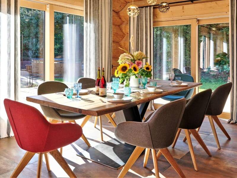 Der große Esstisch im Schwarzwald Chalet bietet Platz für bis zu 8 Personen.