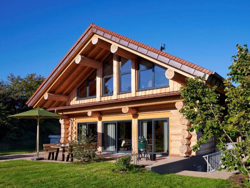 Das Schwarzwald Chalet ist ein Blockhaus mit großer Außenterrasse.