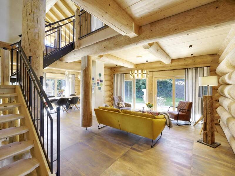 Der große, lichtdurchflutete Wohnbereich im Schwarzwald Chalet.
