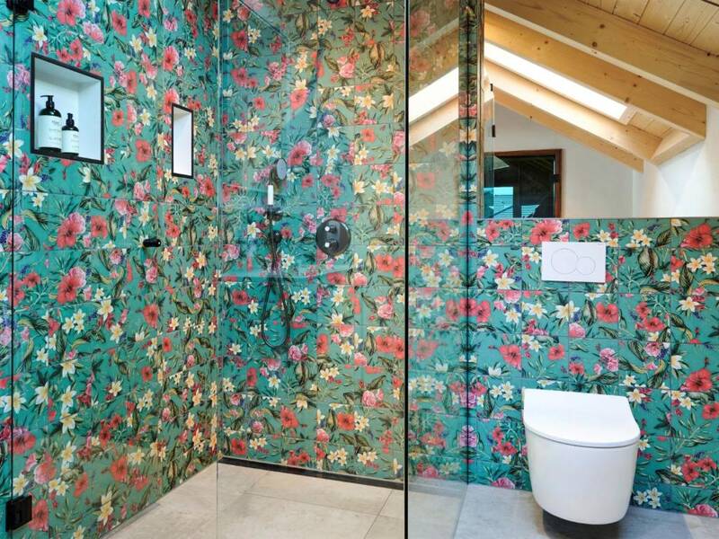 Farbenfrohes und modernes Badezimmer im Schwarzwald Chalet.