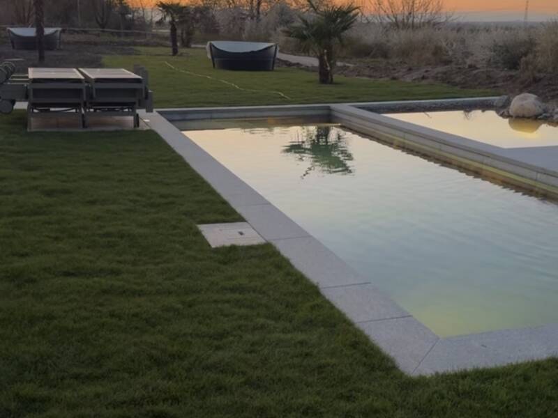 Der Pool inmitten der Vinea Lodges lädt zum Baden im Abendlicht ein.