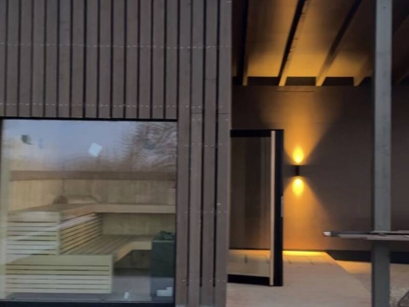 Die Sauna der Vinea Lodges bietet dank großer Glasfront einen schönen Ausblick.