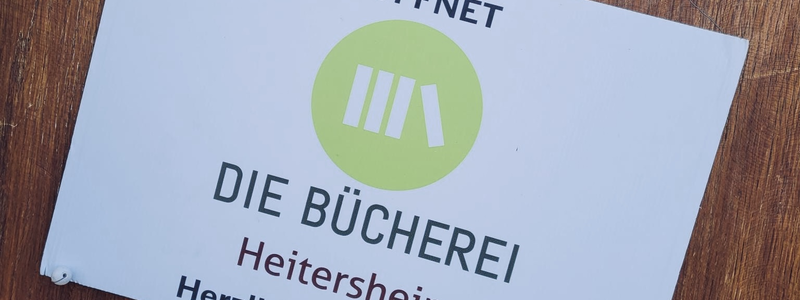 Die Bücherei hat geöffnet, steht auf diesem Schild.