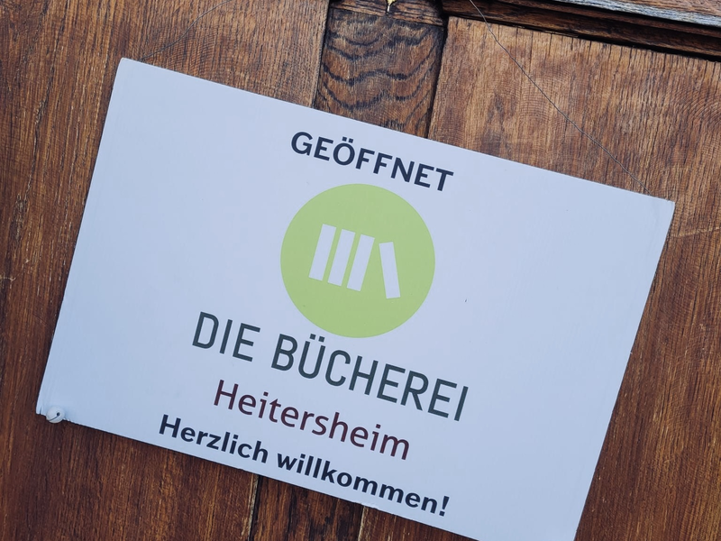 Die Bücherei hat geöffnet, steht auf diesem Schild.