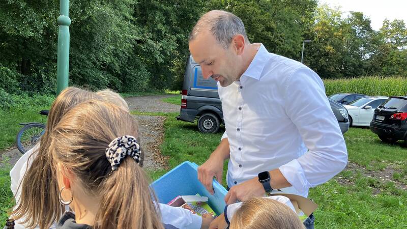 Bürgermeister Zachow verteilt Eis am Abschlussfest