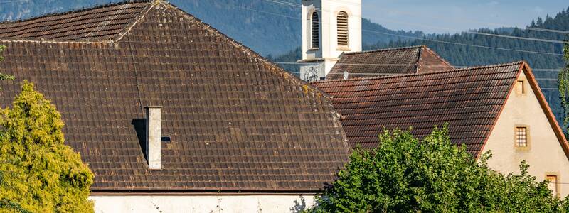 Die Kirche von Gallenweiler vorm Schwarzwaldpanorama.