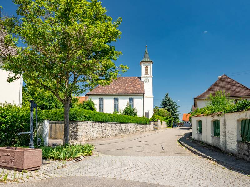Die Kirche von Gallenweiler, mitten im Dorf.