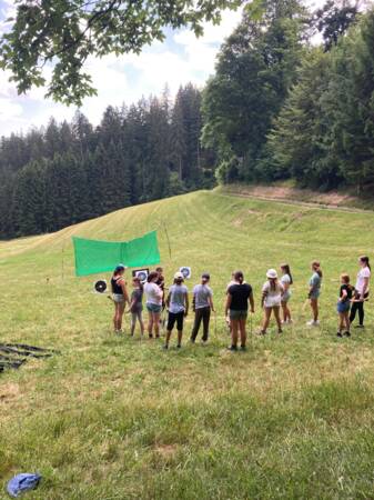 Bogenschießen im Grünen mit der Mädchengruppe der Jugendarbeit Heitersheim.