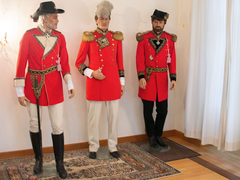 Im Museum sind originale Uniformen der Malteser ausgestellt.