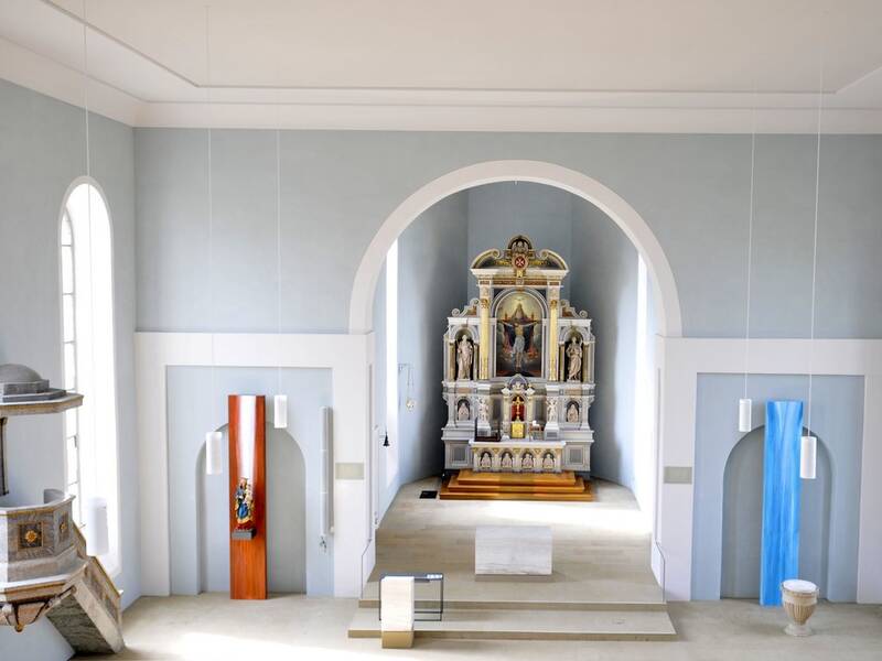 Der Altarraum der Pfarrkirche von der Empore aus fotografiert..