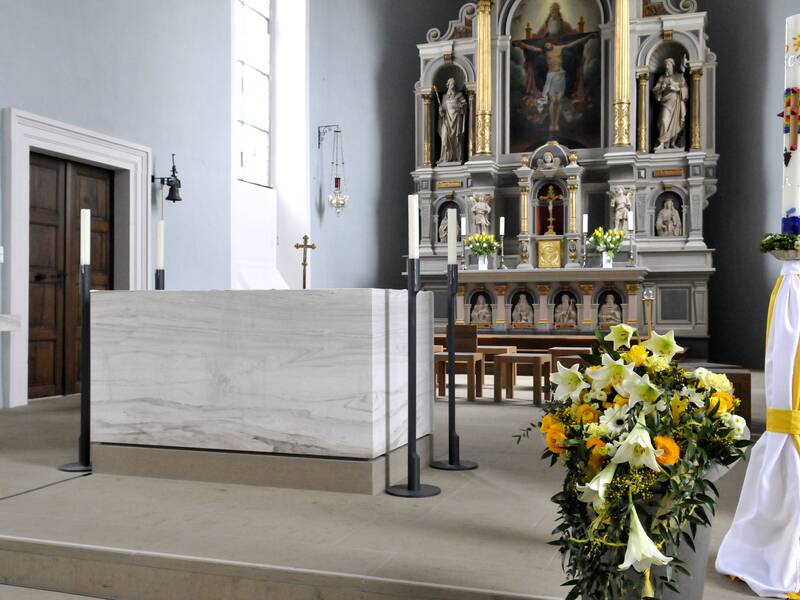 Der moderne Altar aus weißem Marmor.