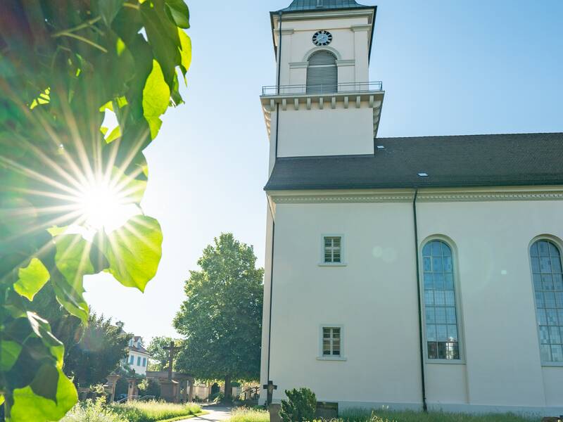 Die Pfarrkirche von der Seite aus fotografiert.