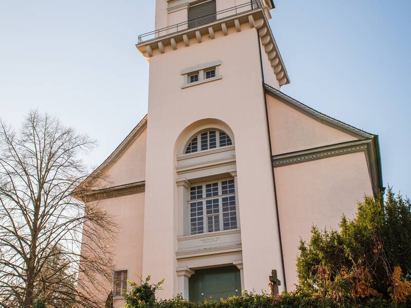 Die Pfarrkirche mit der Treppe zum Vordereingang.