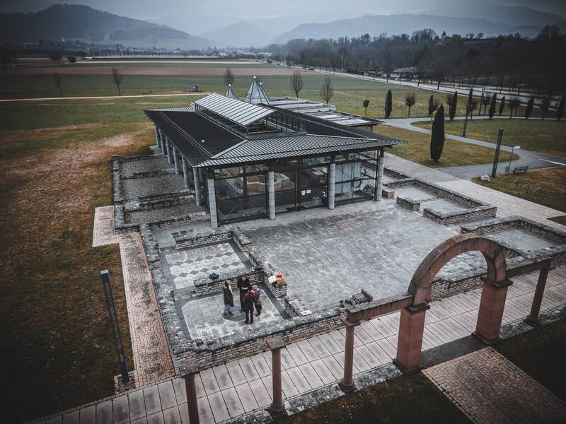 Blick über das Außengelände der Villa urbana, wo sich in einem der angedeuteten Räume vier Rätselnde befinden.