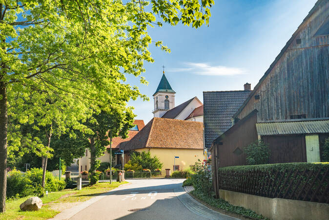 Die Straße am Sulzbach führt auch an der Pfarrkirche St. Bartholomäus vorbei.