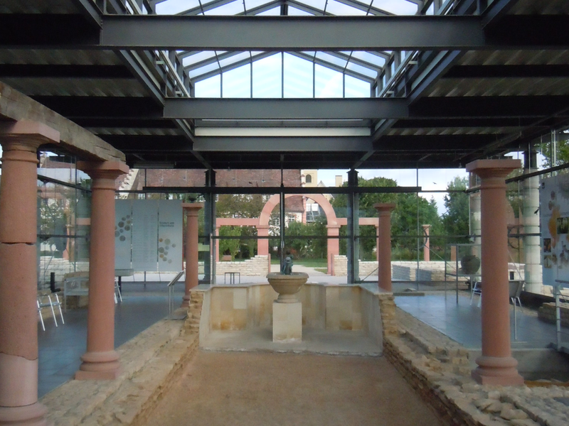 Innenansicht der Villa urbana mit dem 18 Meter langen Zierwasserbecken.