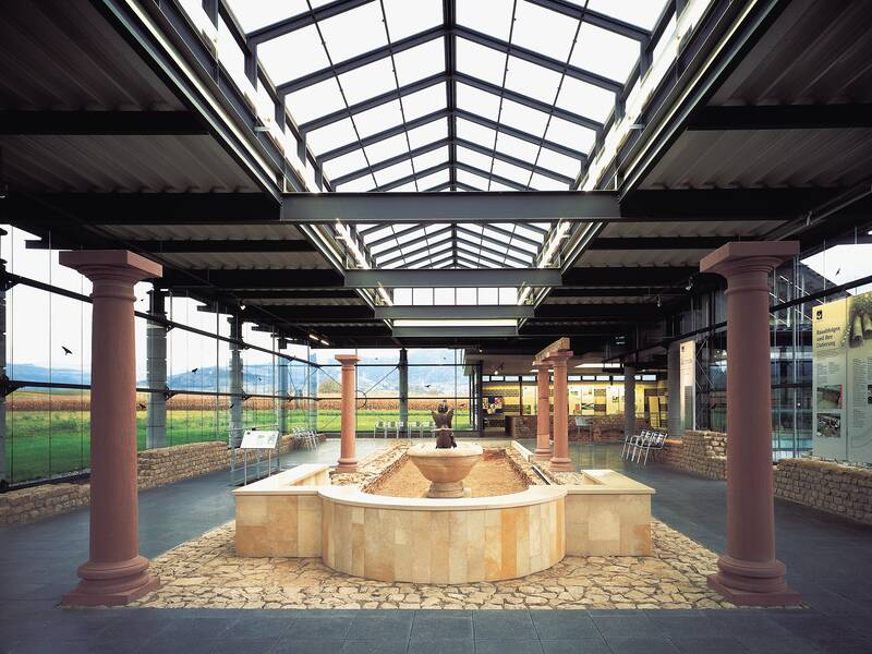 Innenansicht des Römermuseum mit dem Zierwasserbecken und Brunnen im Vordergrund.