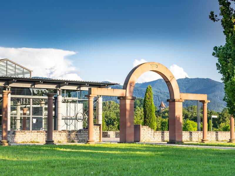 Die Villa urbana mit dem Wasserturm im Hintergrund.