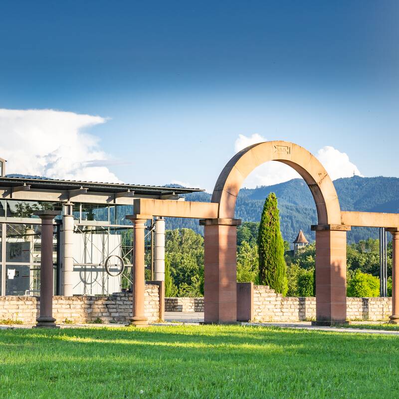 Die Villa urbana mit dem Wasserturm im Hintergrund.