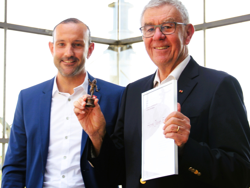 Bürgermeister Christoph Zachow mit Preisträger und ehemaligem Bürgermeister Jürgen Ehret.