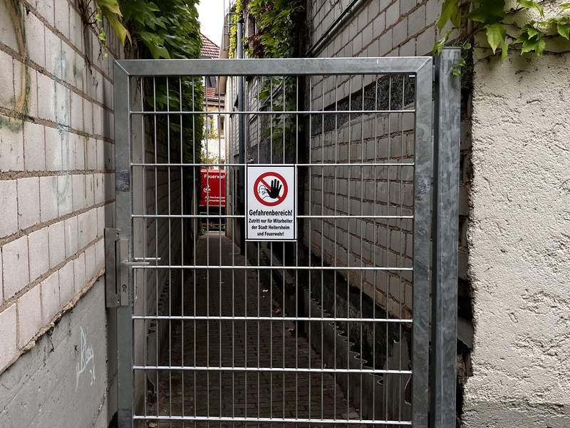 Ein Tor versperrt den schmalen Durchgang beim Rathaushof für den öffentlichen Fußverkehr.