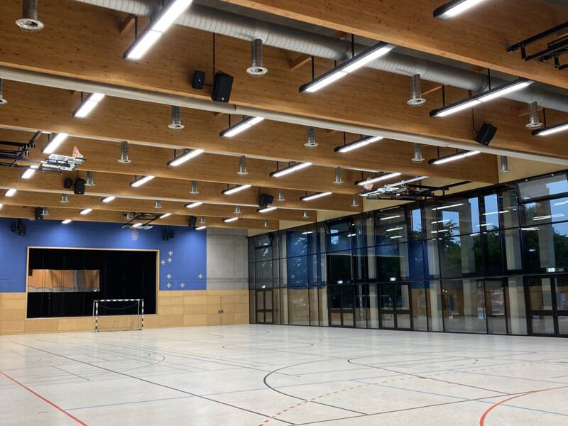 An der Decke der Malteserhalle wurden neue LED-Leuchten installiert.